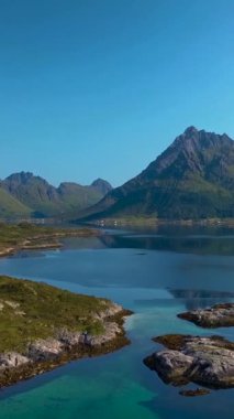 Norveç sahili üzerinde uçuş. Körfezin ve dağların güzel manzarası. Lofoten Adaları, Norveç, dikey görüntüler