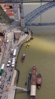 Porto, Portekiz: Ünlü tarihi Avrupa kenti Ribeira do Porto ve Douro nehrinin hava görüntüsü, dikey görüntüler