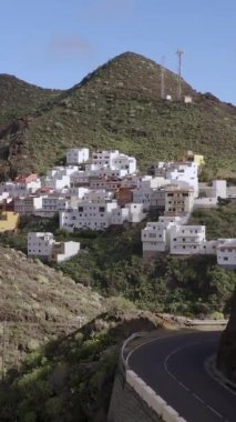 İspanyol Kanaryaları 'ndaki Tenerife adasındaki eski bir volkanın yamacındaki küçük bir köyün havadan görünüşü.