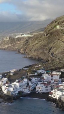 İspanyol Kanaryasındaki Tenerife adasının havadan görünüşü, El Varadero köyü, dikey görüntüler