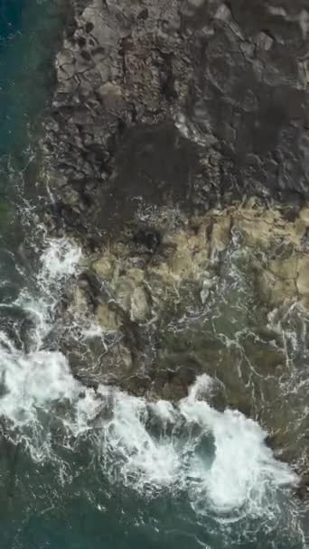 Luftaufnahme Von Ozeanwellen Die Gegen Die Felsen Einer Klippe Krachen — Stockvideo