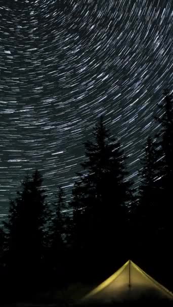 Tiden Går För Kometformade Stjärnspår Natthimlen Ovanför Ett Glödande Tält — Stockvideo