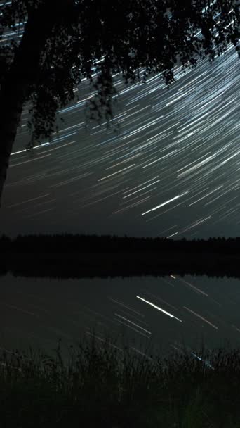 Time Lapse Sentieri Stellari Nel Cielo Notturno Sul Lago Riflessione — Video Stock