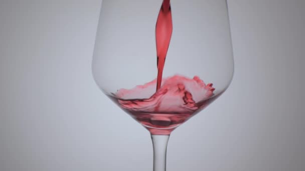 Вино Наливается Бокал Вина Белом Фоне Крупный План Медленное Движение — стоковое видео
