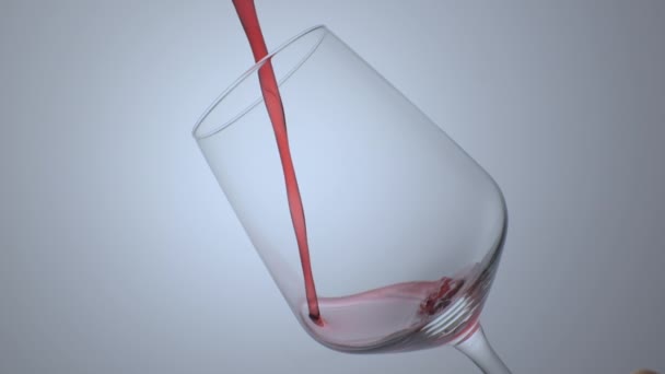 와인은 아름다운 파도를 형성합니다 배경에 유리에 클로즈업 병에서 고블렛으로 적포도주를 — 비디오