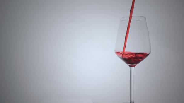 Vino Versando Bicchiere Vino Sfondo Bianco Primo Piano Rallentamento Del — Video Stock