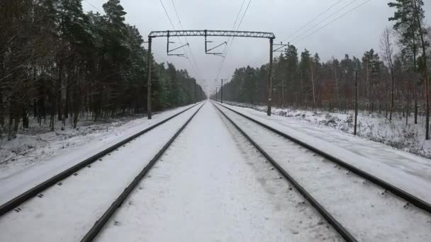 冬天沿着火车轨道缓慢地走着 第一人称视频 孤独的概念 — 图库视频影像