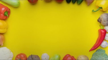 Sarı arka planda sebze taşımak - stop motion animasyon, 4k, başlık için yer