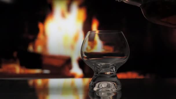 Verter Whisky Coñac Una Botella Vaso Sobre Fondo Chimenea Calidez — Vídeos de Stock