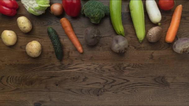 Spostare Verdure Sul Tavolo Della Cucina Sfondo Legno Animazione Stop — Video Stock
