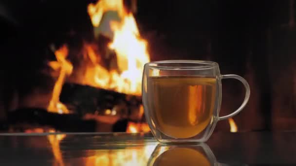 Szklany Kubek Owocowy Herbata Tle Ognisko Płomień Świeża Gorąca Herbata — Wideo stockowe