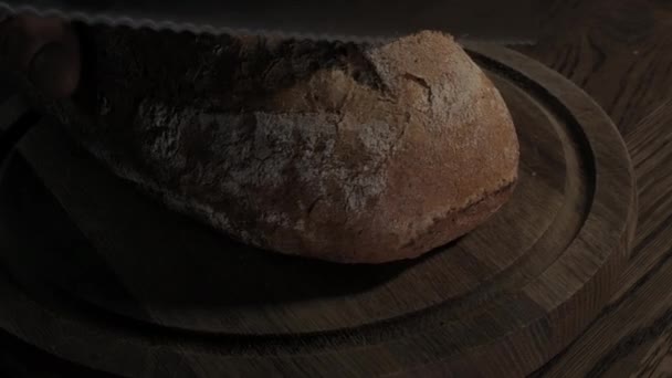 Κοπή Φέτα Σπιτικού Φρυγανισμένου Ψωμιού Σίκαλης Κοφτερό Μαχαίρι Ξύλινη Σανίδα — Αρχείο Βίντεο