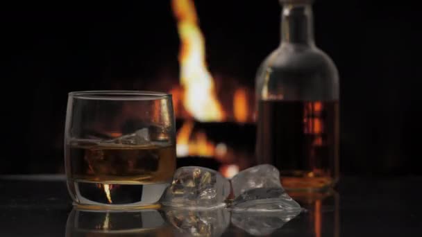 Szklanka Butelka Whisky Szkockiej Lub Bourbona Stoją Stole Tle Kominka — Wideo stockowe