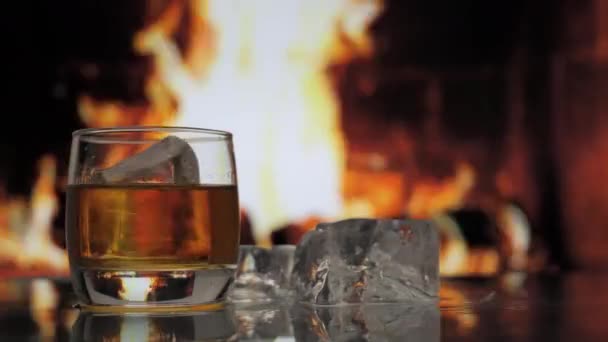 Ein Glas Whiskey Scotch Oder Bourbon Mit Eis Steht Auf — Stockvideo
