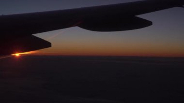 Kanadın uçak penceresinden, bulutlardan ve güzel bir günbatımından.
