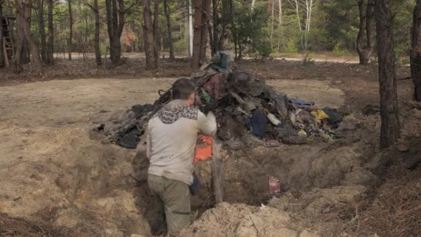 Trabalhador Limpa Floresta Detritos Joga Lixo Fora Buraco Uma Grande — Vídeo de Stock