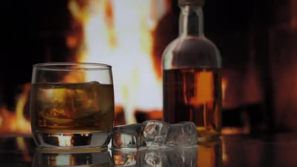 Üveg Üveg Whisky Scotch Vagy Bourbon Áll Asztalon Háttér Egy — Stock videók