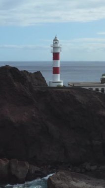 Tenerife Adası, İspanya 'daki Punta de Teno deniz fenerinin hava manzarası. Kayalık Tenerife sahilinin güzel manzarası tarihi deniz feneri, Kanarya Adaları, İspanya, dikey görüntüler