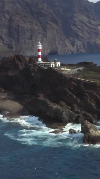 スペインのテネリフェ島にあるプンタ テノ灯台の空中眺望 歴史的な灯台 カナリア諸島 スペイン 垂直の映像が付いている岩のテネリフェ海岸の美しい風景 — ストック動画