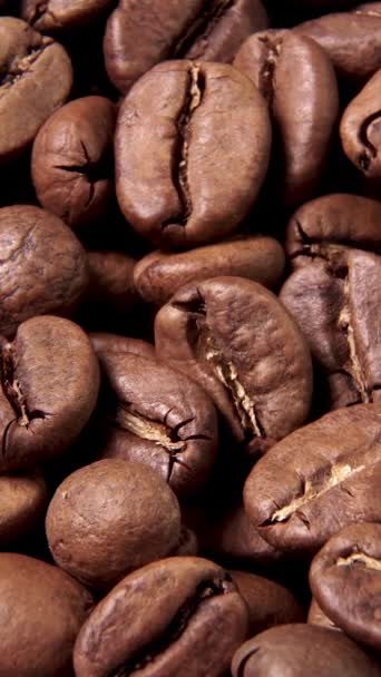 おいしいローストコーヒー豆の回転ショット コーヒー豆のテクスチャ マクロ 垂直映像 — ストック動画