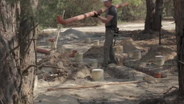 Egy Munkás Munkaruhába Öltözve Biztonsági Felszereléssel Ellátva Nagy Földalatti Csöveket — Stock videók