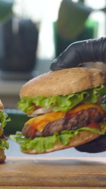 Grande Hamburger Appetitoso Con Pomodori Freschi Cipolle Succosa Carne Alla — Video Stock