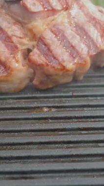 Biberiyeli lezzetli biftek elektrikli ızgarada pişirilir. Yıllanmış az pişmiş ızgara sığır filetosu taze mermer hassasiyet bifteği. Elektrikli kızartma makinesinde kızarmış et. dikey görüntüler