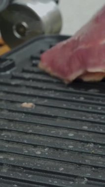 Lezzetli sulu ördek göğsü elektrikli ızgarada pişirilir. Elektrikli fırında kızarmış ördek eti. dikey görüntüler