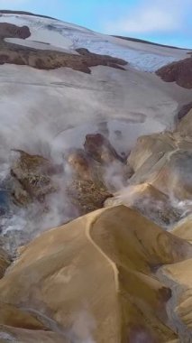 Volkanik manzaranın havadan görünüşü. İzlanda, Kerlingarfjoll jeotermal bölgesinde kaplıca. dikey görüntüler