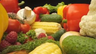 Taze sebzeler... Renkli ve sağlıklı. Bu sebzeler, doğal ve organik niteliklerini vurgulayan yerel bir çiftçi pazarı veya bahçesinden geliyor gibi görünüyor..