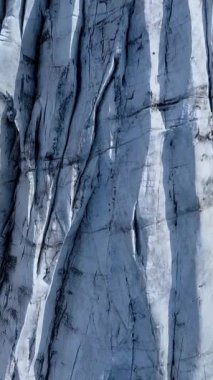 Aerial View, İzlanda 'daki bir Svinafellsjokull Buzulu üzerindeki derin yarıkların ve dokulu buzun karmaşık örüntülerini ortaya çıkarır. Dikey görüntüler