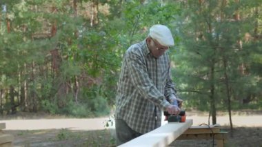 Yaşlı bir zanaatkar ormanda ağaç işlemek için elektrikli uçak kullanır. Sahne zanaatkarlığını ve doğal ortamda ahşap işçiliğine olan bağlılığını gözler önüne seriyor..