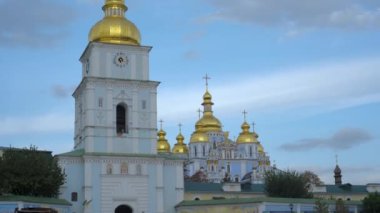 Ukrayna 'nın Kiev kentindeki St. Michaels Altın Kubbeli Manastırı' nın büyüleyici bir görüntüsü göz kamaştırıcı mimarisini ve altın kubbelerini açık bir gökyüzüne karşı sergiliyor..