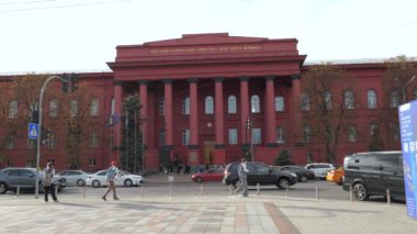 Taras Shevchenko Kyiv Ulusal Üniversitesi, trafik ve yayalarla dolu şehir sokaklarının ortasında etkileyici mimarisini sergiliyor. Bölge enerji ve akademik ruhla dolup taşıyor..