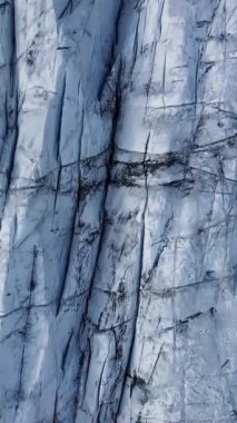 Aerial View, İzlanda 'daki bir Svinafellsjokull Buzulu üzerindeki derin yarıkların ve dokulu buzun karmaşık örüntülerini ortaya çıkarır. Dikey görüntüler