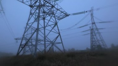 Sabahın erken saatlerinde sakin bir ortamda yoğun siste gizlenen elektrik hatları kırsal elektrik altyapısının atmosferik görünümünü yaratıyor..