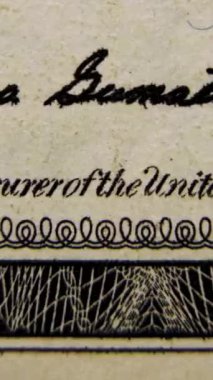Yüz Dolarlık Nakit Durdurma Hareketi. USD nakit makro görüntü. Bir dolar banknotunun dokusu zaman aşımına uğradı. Konsept Finans İş Yatırımı Başarı. Döngü videosu, dikey görüntü