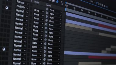 Ayrıntılı düzenleme süreci, post-prodüksiyon için renk düzeltme ve birleştirme tekniklerini gösterir, reklamlar ve müzik videoları için görüntü oluşturma üzerine odaklanır.