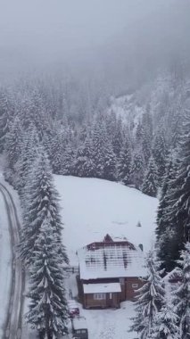 Havadan bakıldığında, karla örtülü sakin bir kış manzarası görülür. Dikey görüntüler