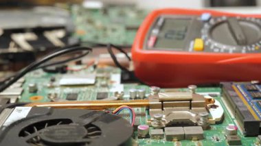 Devre Tahtasını Kapatma Testi Multimetre Sondaları, Eldivenli eller bilgisayar ana kartındaki bileşenleri test etmek için çoklu metre sondalar kullanıyor.