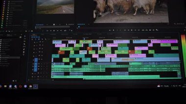 Çoklu katmanlar ve ses parçalarıyla detaylı video proje zaman çizelgesi, karmaşık ortam dizisini gösteren pencere düzenleme ve senkronize ses tasarımı