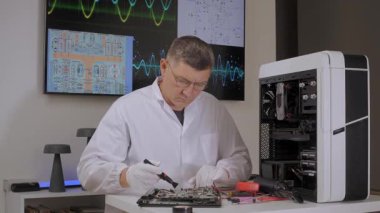 Ngineer laboratuvar masasında elektronik aletlerle anakart onarıyor, orta yaşlı bir adam açık masaüstü çantasının yanında bilgisayar donanımı tamir ediyor.