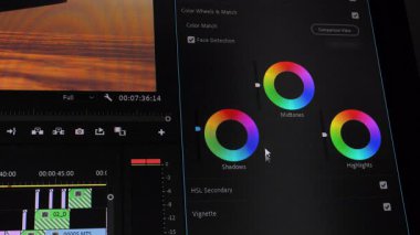 Renk tekerleklerini ve zaman çizgisini gösteren video düzenleme arayüzü, renk araçları ve ortam zaman çizgisi ile yazılım ekranının yakın plan görüntüsü