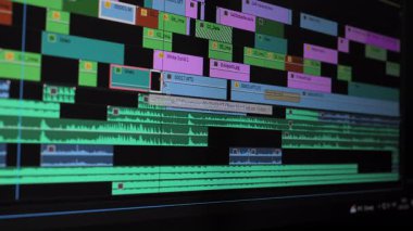 Adobe Pro Arayüzü 'ndeki Video Düzenleme Zaman Çizelgesi, Adobe Pro Pro ekranındaki renkli bir video ve ses düzenleme zaman çizelgesinin yakın çekimi