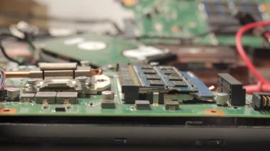 Bilgisayar Ana Kart ve Bileşenlerine yakın plan, bellek modülleri ve devreleri olan bilgisayar ana kartının detaylı görüntüsü