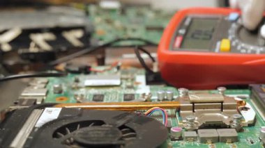 Devre Tahtasını Kapatma Testi Multimetre Sondaları, Eldivenli eller bilgisayar ana kartındaki bileşenleri test etmek için çoklu metre sondalar kullanıyor.