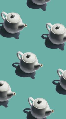 Nane arkaplanında bir sürü çaydanlık deseni var. Çaydanlık farklı yönlere hareket ediyor. dikey görüntüler