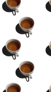 Beyaz arka planda bir sürü çay fincanı olan desen. Sıcak içecekli çay fincanları farklı yönlere hareket eder. dikey görüntüler