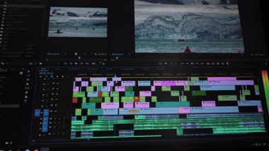 Düzenleme yazılımında birden fazla katman bulunan video düzenleme zaman çizelgesi, katmanlı zaman çizgisini ve çoklu video parçalarını gösteren video düzenleme yazılımının yakın görüntüsü