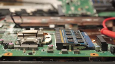 Bilgisayar Ana Kart ve Bileşenlerine yakın plan, bellek modülleri ve devreleri olan bilgisayar ana kartının detaylı görüntüsü